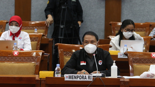 Menpora Zainudin Amali mengikuti Rapar Kerja dengan Komisi X DPR di Kompleks Parlemen Senayan, Jakarta, Kamis, 11 November 2021.
