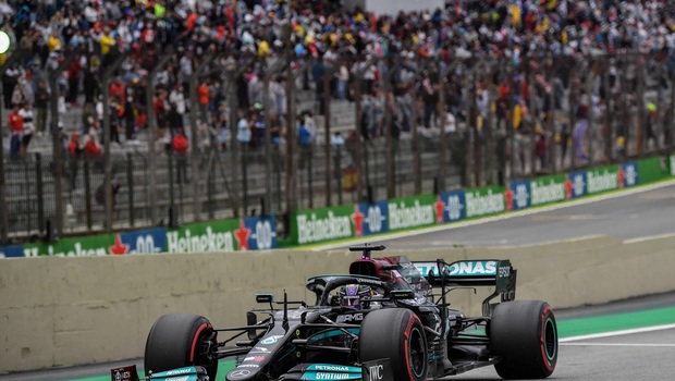 Lewis Hamilton memacu mobil Mercedes W12 selama latihan bebas di Sirkuit Interlagos, di Sao Paulo, Brasil pada 12 November 2021.
