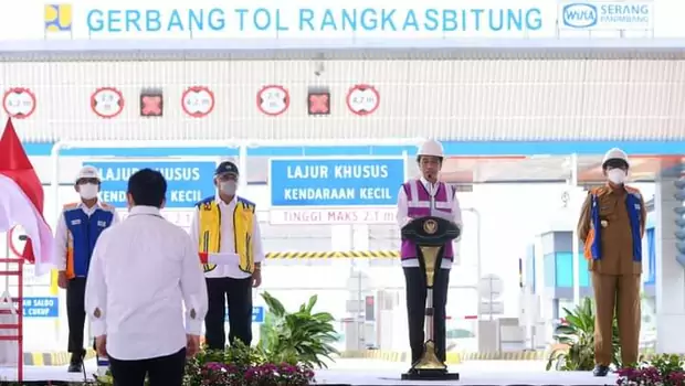 Presiden Jokowi meresmikan Jalan Tol Serang-Panimbang Seksi 1 Ruas Serang-Rangkasbitung, Selasa, 16 November 2021 pagi, di Kabupaten Lebak, Banten.