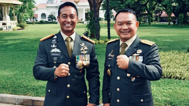 Panglima TNI Jenderal Andika Perkasa (kiri) dan KSAD Jenderal Dudung Abdurachman berfoto usai pelantikan yang digelar di Istana Negara, Jakarta, Rabu, 17 November 2021.