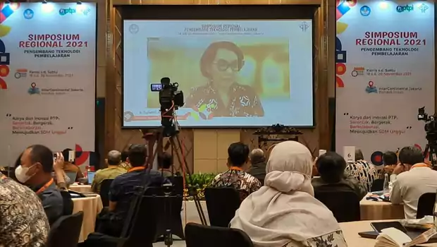 Simposium Regional Pengembang Teknologi Pembelajaran Tahun 2021, secara hybrid, digelar Kemendikbudristek pada 18- 20 November 2021 di InterContinental Jakarta Pondok Indah.