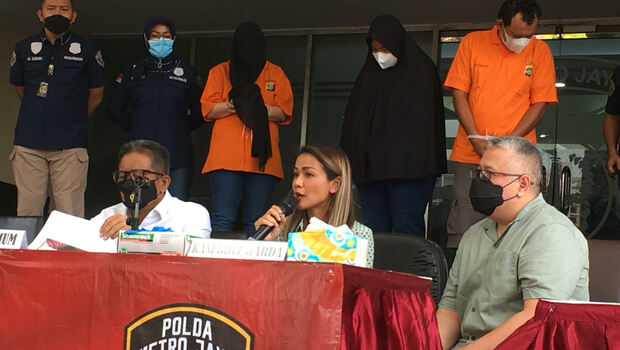 Artis Nirina Zubir (tengah) memberikan keterangan kepada wartawan terkait kasus mafia tanah yang menimpa diri dalam jumpa pers di Mapolda Metro Jaya, Kamis 18 November 2021.

