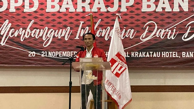 Ketua umum Dewan Pimpinan Daerah (DPD) Barisan Relawan Jalan Perubahan (BaraJP) Provinsi Banten, Walman Siagian memberikan sambutannya di acara pembukaan Konferda (Konferensi Daerah) BaraJP di Cilegon, Sabtu, 20 November 2021.