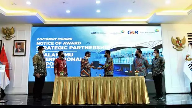 PT Angkasa Pura II (Persero) mengumumkan GMR Airports Consortium sebagai pemenang lelang mitra strategis pengelolaan dan pengembangan Bandara Internasional Kualanamu di Deli Serdang, Sumatera Utara.
