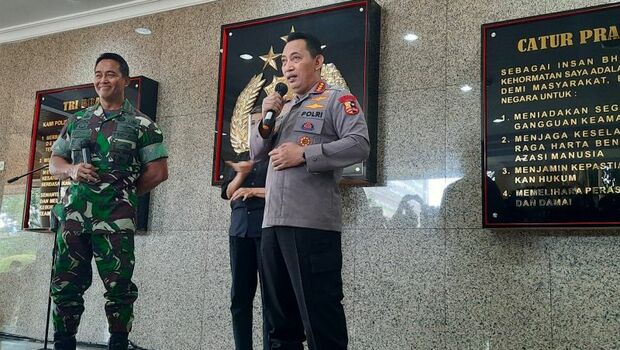 Panglima TNI, Jenderal TNI Andika Perkasa, dan Kepala Kepolisian Indonesia, Jenderal Polisi Listyo S Prabowo, memberikan keterangan pers usai pertemuan di Gedung Rupatama, Mabes Polri, Jakarta Selatan, Selasa, 23 November 2021. 
