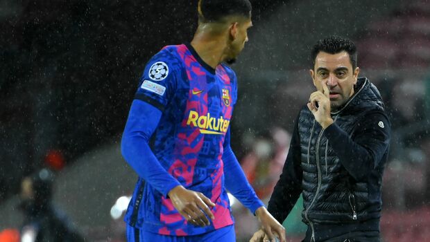 Pelatih Barcelona Xavi Hernandez memberikan arahan kepada pemainnya Ronald Araujo.