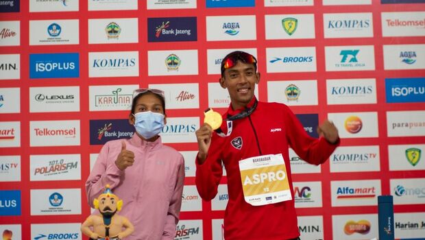 Agus Prayogo dan Odekta Naibaho berhasil menjuarai male winner dan female winner dalam Borobudur Marathon Elite Race 2021, Sabtu, 27 November 2021.