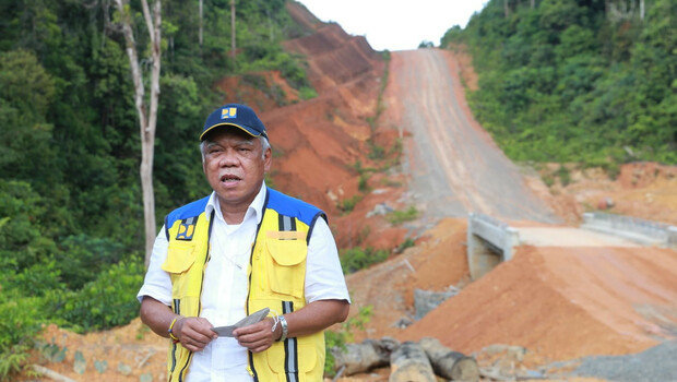 Menteri Pekerjaan Umum dan Perumahan Rakyat (PUPR) Basuki Hadimuljono meninjau pembangunan jalan perbatasan Indonesia-Malaysia sepanjang 1.832 kilometer yang berada di 3 provinsi yakni Kalimantan Barat (Kalbar), Kalimantan Timur (Kaltim), dan Kalimantan Utara (Kaltara). 
