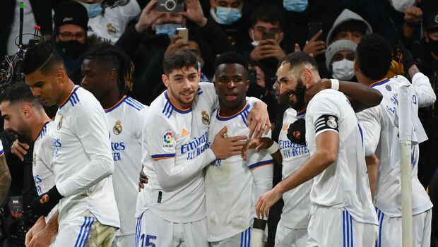 Striker Real Madrid, Vinicius Junior (tengah) disambut rekan-rekannya setelah menjebol gawang Sevilla dalam partai Liga Spanyol di Stadion Santiago Bernabeu, Minggu, 28 November 2021.