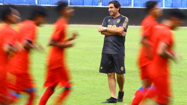 Pelatih Arema FC, Eduardo Almeida.