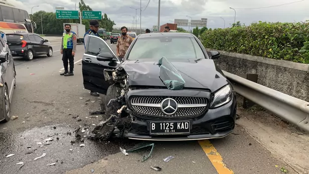 Mercedes-Benz (Mercy) E300 yang dikemudikan MDS melawan arah hingga menimbulkan kecelakaan di Tol Lingkar Luar Jakarta (Jakarta Outer Ring Road/JORR) Cakung. 