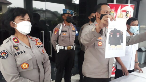 Kasi Humas Polrestro Bekasi Kota, Kompol Erna Ruswing Andari (kiri)