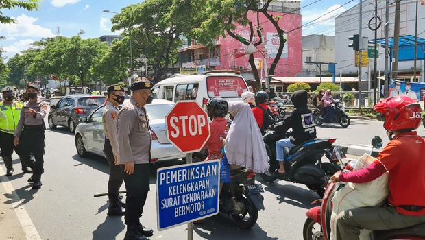 Polisi berjaga di perbatasan Jakarta dengan Tangerang saat dilakukan penyekatan pergerakan massa di Kreo, Tangerang, Banten, Kamis, 2 Desember 2021.