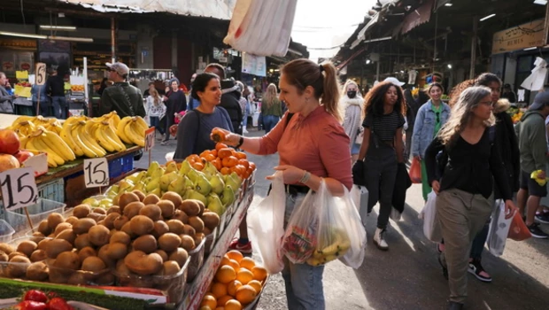 Seorang wanita berbelanja di pasar jalanan di pusat kota pesisir Mediterania Israel, Tel Aviv pada rabu 1 Desember 2021. Satu studi biaya hidup oleh Economist Intelligencer Unit menyebut Tel Aviv sebagai kota termahal di dunia. 