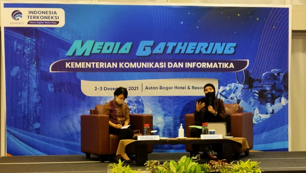 Tenaga Ahli Menteri (TAM) Menteri Komunikasi dan Informatika Bidang Komunikasi dan Media Massa Devie Rahmawati (kanan) dalam acara media gathering Kemenkominfo, di Bogor, Kamis, 2 Desember 2021.