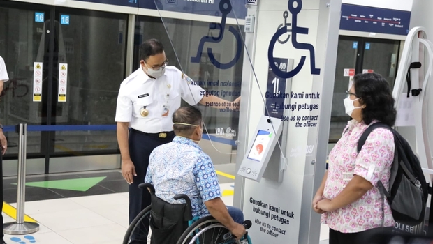 Gubernur DKI Jakarta Anies Baswedan meluncurkan DINA atau Digital Intelligent Assistant,  dalam memfasilitasi penyandang disabilitas, di Stasiun MRT Bundaran Hotel Indonesia, Jakarta Pusat, Jumat, 3 Desember 2021