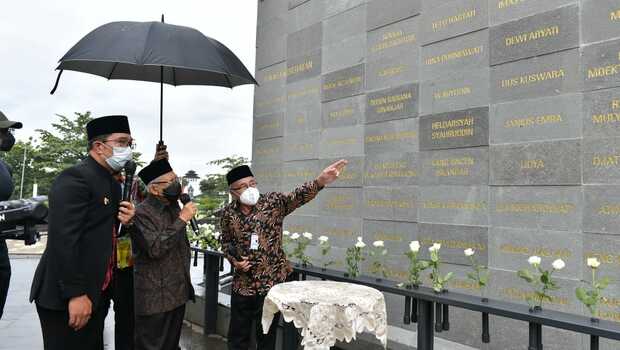 Wakil Presiden Ma'ruf Amin (kedua kiri) didampingi Gubernur Jawa Barat Ridwan Kamil (kiri) meninjau Monumen Pahlawan Covid-19 Jawa Barat di Bandung, Jawa Barat, Sabtu, 4 Desember 2021.
