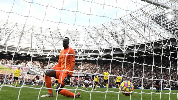 Eksekusi penalti yang berhasil dilakukan gelandang West Ham Manuel Lanzini. Tendangan Lanzini tak kuasa ditahan kiper Chelsea Edouard Mendy pada pertandingan lanjutan Premier League 2021/2022, Sabtu 4 Desember 2021.