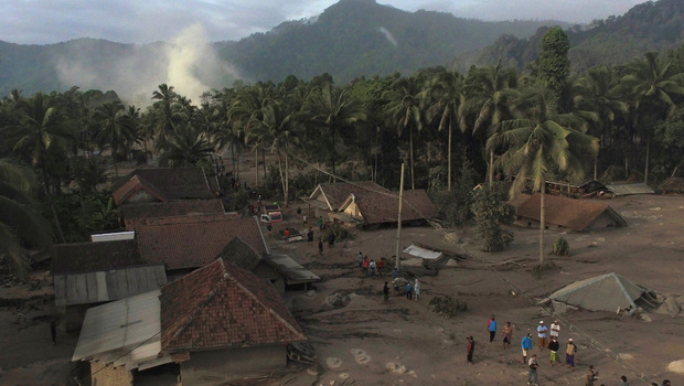 Foto udara kondisi permukiman warga yang tertimbun material guguran awan panas Gunung Semeru di Desa Sumber Wuluh, Lumajang, Jawa Timur, Minggu 5 Desember 2021.