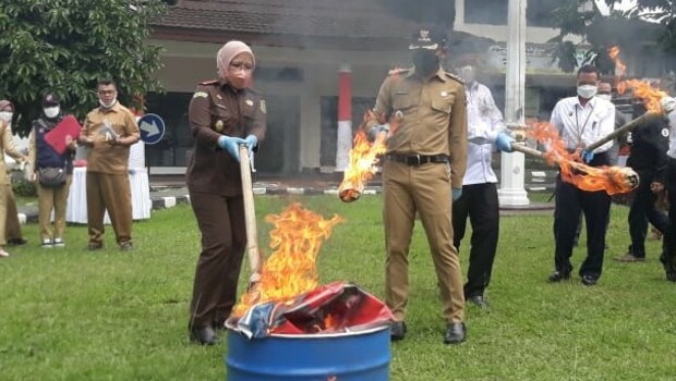 Pemusnahan atribut rokok yang terjaring di warung dalam razia penegakan KRT Kota Bogor di Kantor Kejari, Senin (6/12/2021)