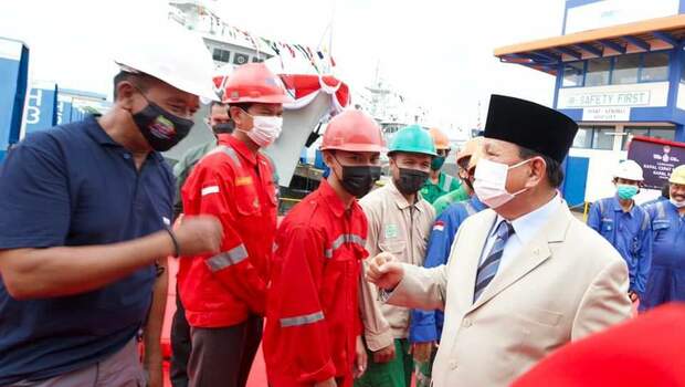 Menteri Pertahanan Prabowo Subianto menyapa pekerja galangan kapal.