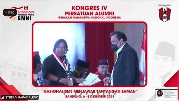 Ketua Sidang Kongres IV PA GMNI, James Sumendap (kiri) dan Hakim MK yang juga Ketua Umum PA GMNI terpilih, Arief Hidayat.