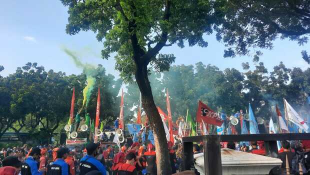 Situasi demonstrasi buruh minta kenaikan UMP DKI 2022 di Balai Kota Jakarta, Rabu, 8 Desember 2021.