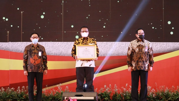 Kepala LAN Adi Suryanto saat menerima penghargaan dari KASN dalam acara Anugerah Meritokrasi, di Surabaya, Selasa, 7 Desember 2021