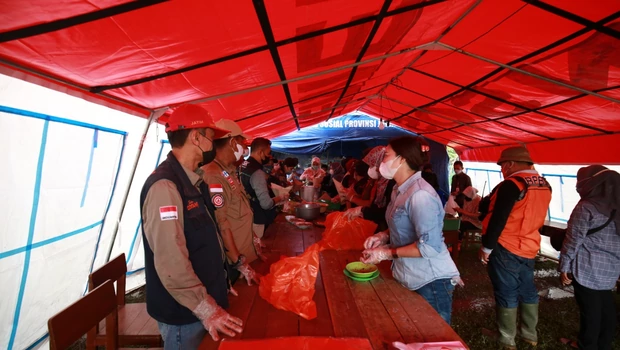 Kementerian Sosial (Kemensos) membuka dapur umum untuk mencukupi kebutuhan korban dan warga terdampak erupsi Gunung Semeru. 
