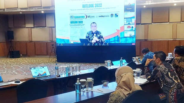 Ketua DPP Perbarindo Joko Suyanto memberikan pemaparan dalam Seminar Nasional Virtual Perbarindo tentang Outlook 2022 yang bertajuk “Peluang dan Tantangan BPR-BPRS di Tengah Dinamika Bisnis dan Pandemi Covid-19”.