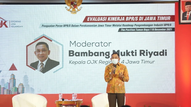 Kepala Otoritas Jasa Keuangan (OJK) Regional 4 Jawa Timur Bambang Mukti saat evaluasi kinerja BPR/S di Malang, Jumat 10 Desember 2021.