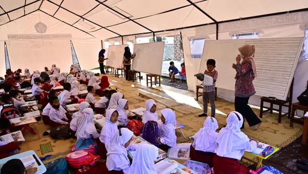 Anak-anak belajar di tenda darurat di Sumbermujur, Candipuro, Lumajang, Jawa Timur, Selasa, 14 Desember 2021.