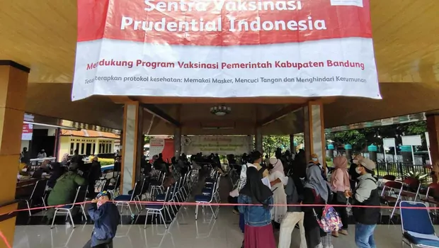 Suasana pelaksanaan pemberian vaksin Covid-19 di Sentra Vaksinasi Prudential Indonesia. 