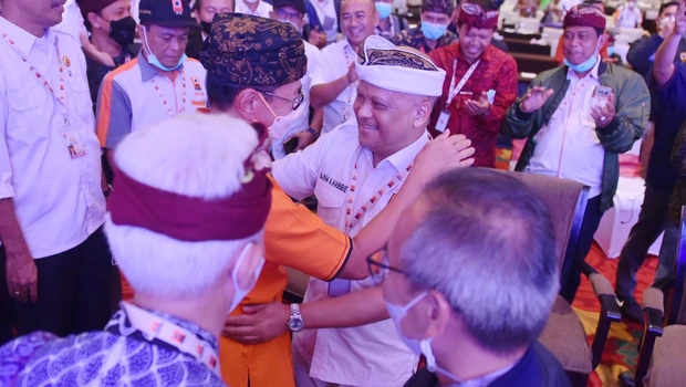 Ketua Umum PII periode 2018-2021 Heru Dewanto (kemeja orange) menyalami Wakil Ketua Umum PII periode 2021-2024 Ilham Habibie seusai pelantikan di Kongres XXII PII di Bali.