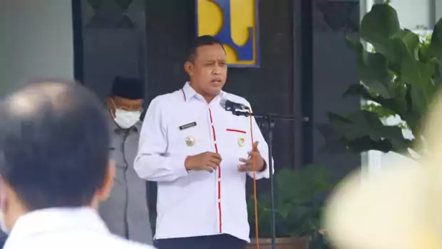Wakil Wali Kota Bekasi Tri Adhianto pimpin apel evaluasi pegawai Dinas Bina Marga dan Sumber Daya Air Kota Bekasi, Selasa, 28 Desember 2021.


