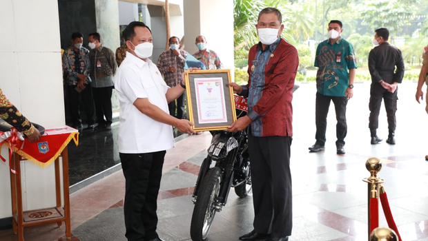 Menteri Dalam Negeri Tito Karnavian memberikan piagam penghargaan kepada Bupati Kolaka Ahmad Safei karena berhasil mencapai target vaksinasi dalam 10 hari, Kamis 30 Desember 2021.