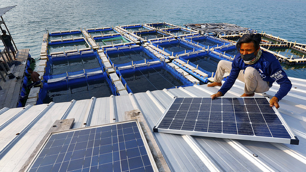 Nelayan menggunakan panel surya sebagai energi baru terbarukan untuk kebutuhan energi listrik di lokasi budidaya ikan keramba jaring apung di Serang, Banten. PT PLN (Persero) menargetkan untuk membangun pembangkit energi baru terbarukan (EBT) sebesar 10,6 Giga Watt (GW) hingga 2025 mendatang. Program ini dijalankan beriringan dengan program efisiensi PLTU untuk mendukung target bauran energi baru terbarukan (EBT) sebesar 23% pada 2025 yang dicanangkan oleh pemerintah.