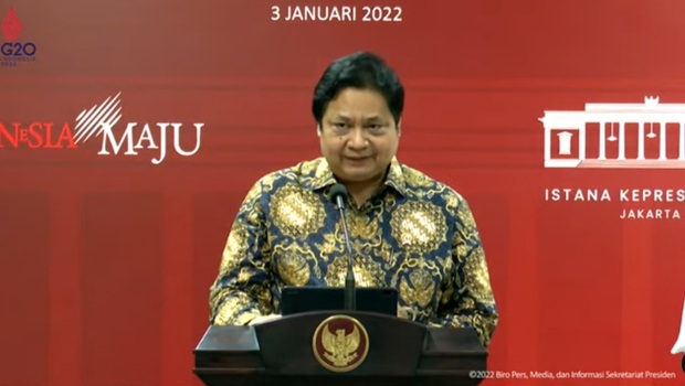 Menteri Koordinator Perekonomian Airlangga Hartarto memberi keterangan dalam konferensi pers evaluasi PPKM, 3 Januari 2022.