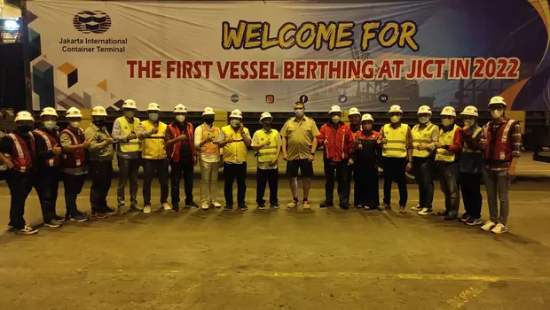 Direktur Utama JICT Ade Hartono saat menyambut kapal perdana tahun 2022 di terminal JICT 1 Jakarta, Sabtu, 1 Januari 2022.