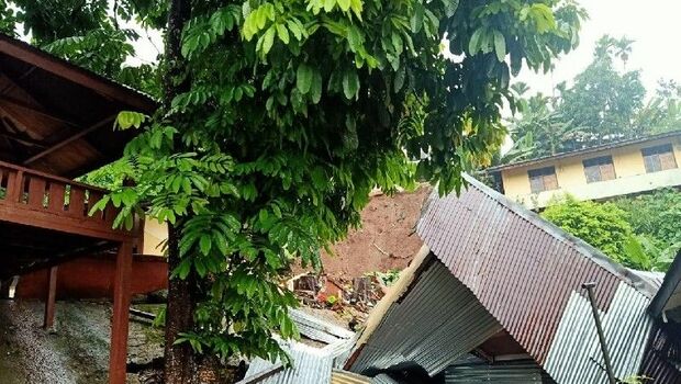 Longsoran tanah mengenai rumah warga di Kota Jayapura, Provinsi Papua.  
