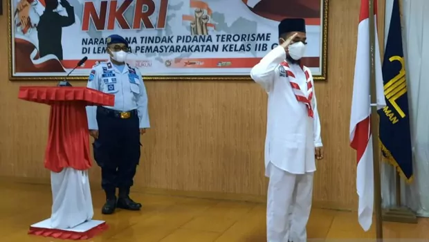 Seorang narapidana kasus terorisme menyatakan diri berikrar setia kepada NKRI setelah menjalani deradikalisasi di Lembaga Pemasyarakatan Kabupaten Garut, Jawa Barat, Kamis, 13 Januari 2022.  

