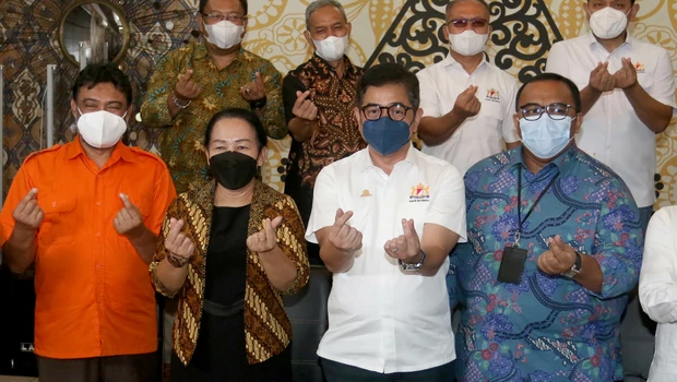 Ketua Umum Kadin Indonesia Arsjad Rasjid (kedua kanan), Presiden KSPI Said Iqbal (kiri), Presiden DEN KSBSI Elly Rosita Silaban (kedua kiri) dan Presiden KSPSI Andi Gani Nena Wea (kanan), berfoto bersama usai pertemuan di Jakarta, Kamis 13 Januari 2022.