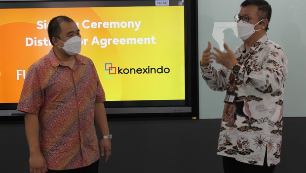 Direksi PT Konexindo Unitama berbincang dengan Presiden Direktur PT Fujitsu Indonesia, Odi Susilo Handoko.