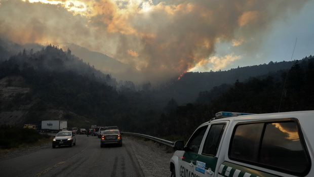Asap mengepul dari kebakaran hutan besar terlihat dari Route 40, sekitar 12 km dari Paraje Villegas dan 60 km selatan Bariloche, Provinsi Rio Negro, Argentina, pada Kamis 13 Januari 2022. 