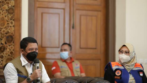 Kepala Badan Nasional Penanggulangan Bencana (BNPB) Letjen TNI Suharyanto (kiri) bersama Bupati Pandeglang Irna Narulita (kanan) dalam rapat koordinasi percepatan penanganan gempabumi M 6,6 Banten di Pendopo Kantor Bupati Pandeglang, Banten, Sabtu 15 Januari 2022.