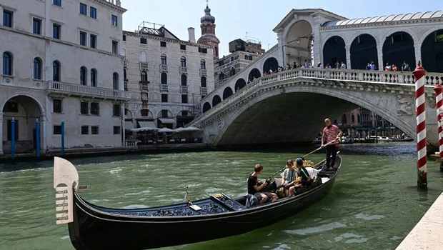 Wisatawan mancanegara kerap menyempatkan diri naik perahu gondola saat berwisata ke Venesia, Italia .