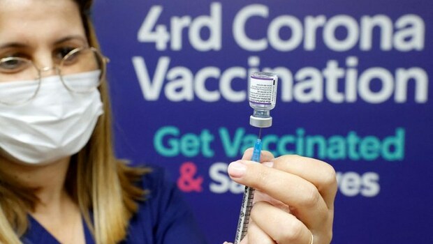 Seorang petugas medis menyiapkan dosis vaksin Pfizer-BioNTech untuk melawan virus corona, untuk digunakan sebagai dosis keempat. 