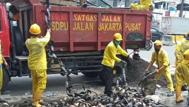Satuan Tugas Suku Dinas Bina Marga Jakarta Pusat menemukan puluhan kilogram gulungan kulit kabel di gorong-gorong Jalan Bungur Besar Raya, Kemayoran, Jakarta Pusat, Kamis, 20 Januari 2022.  
