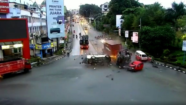 Proses kecelakaan maut melibatkan sejumlah kendaraan terekam CCTV di perempatan Muara Rapak Balikpapan, Kaltim, Jumat, 21 Januari 2022.