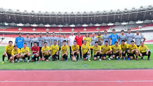 Ketika Jawara Bulutangkis Bermain Sepak Bola di Stadion Utama